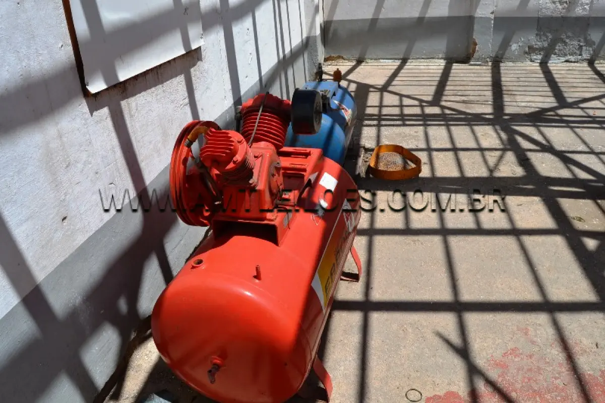 LOTE 01 - SUCATA DE FERRO COM PESO APROXIMADO DE 6.000 KG