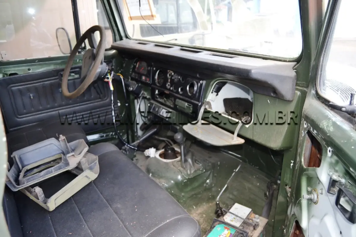 LOTE 027 - MARCA/MODELO: RÁDIO CABINE DUPLA TOYOTA BANDEIRANTE BJ55LP