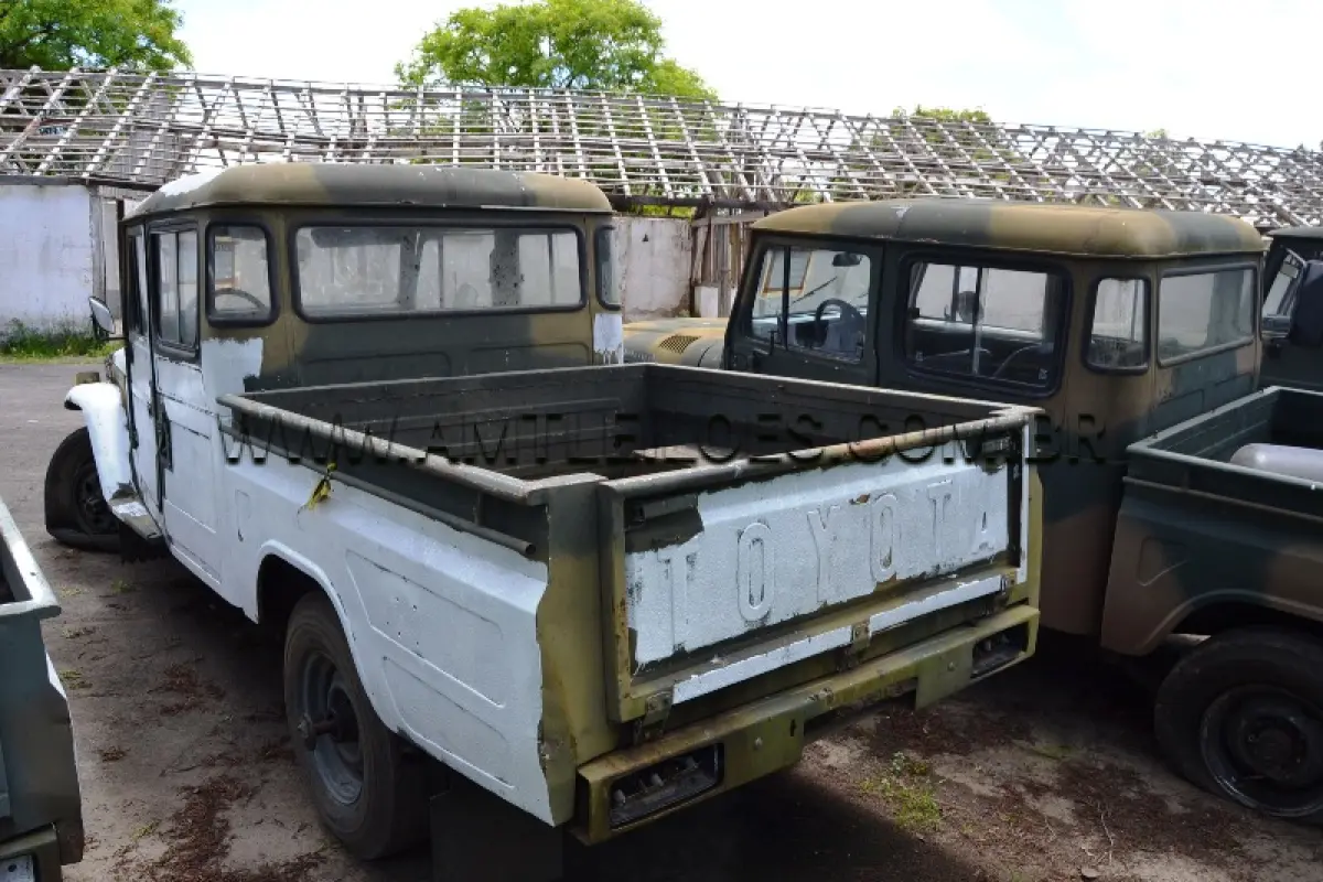LOTE 029 - MARCA/MODELO: RÁDIO CABINE DUPLA TOYOTA BANDEIRANTE BJ55LP