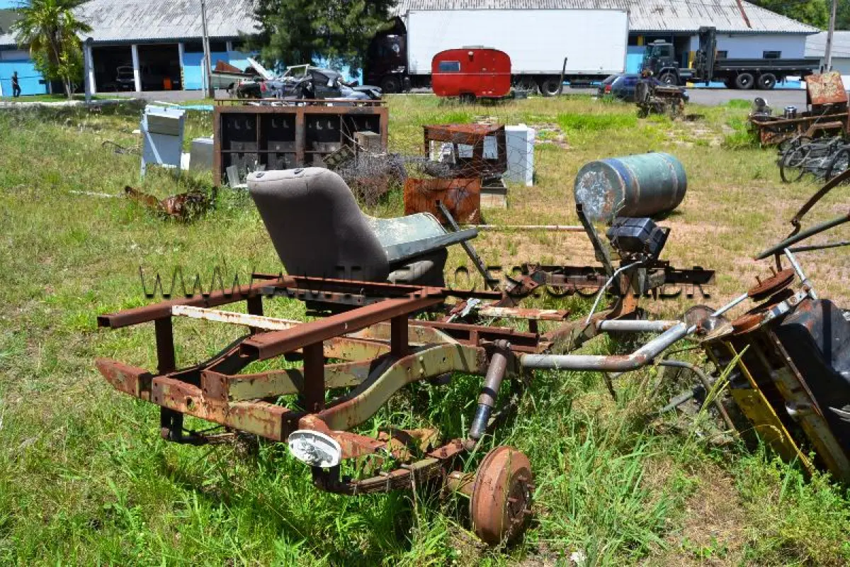 LOTE 01 - SUCATA DE FERRO COM PESO APROXIMADO DE 6.000 KG