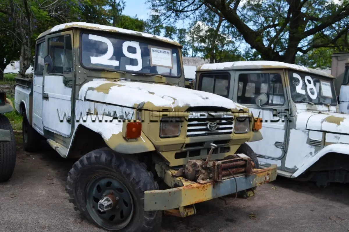 LOTE 029 - MARCA/MODELO: RÁDIO CABINE DUPLA TOYOTA BANDEIRANTE BJ55LP