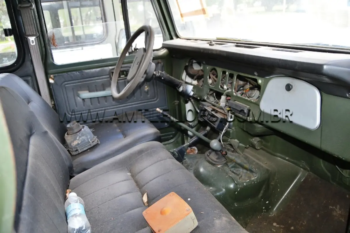 LOTE 025 - MARCA/MODELO: RÁDIO CABINE DUPLA TOYOTA BANDEIRANTE BJ55LP