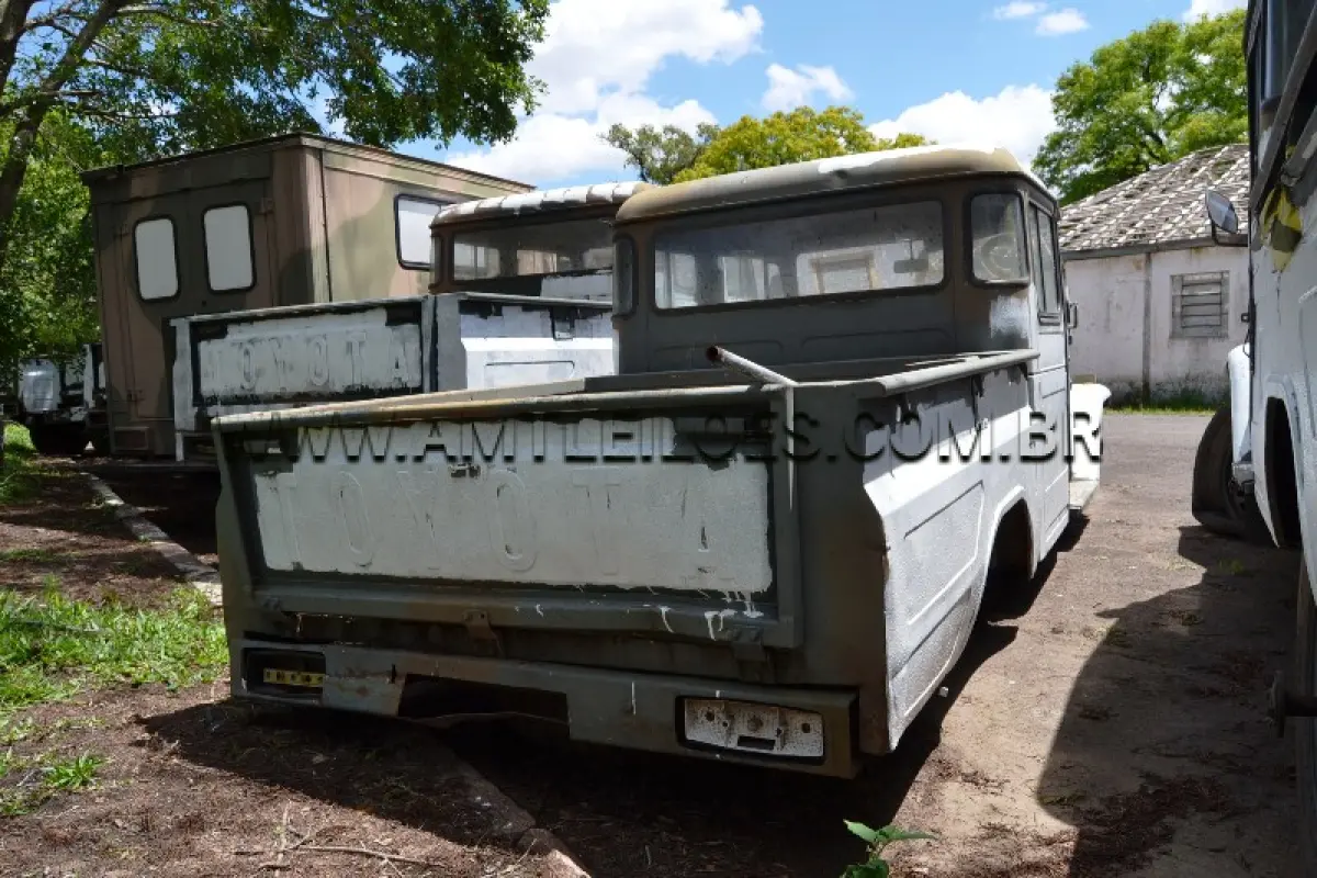 LOTE 028 - MARCA/MODELO: RÁDIO CABINE DUPLA TOYOTA BANDEIRANTE BJ55LP