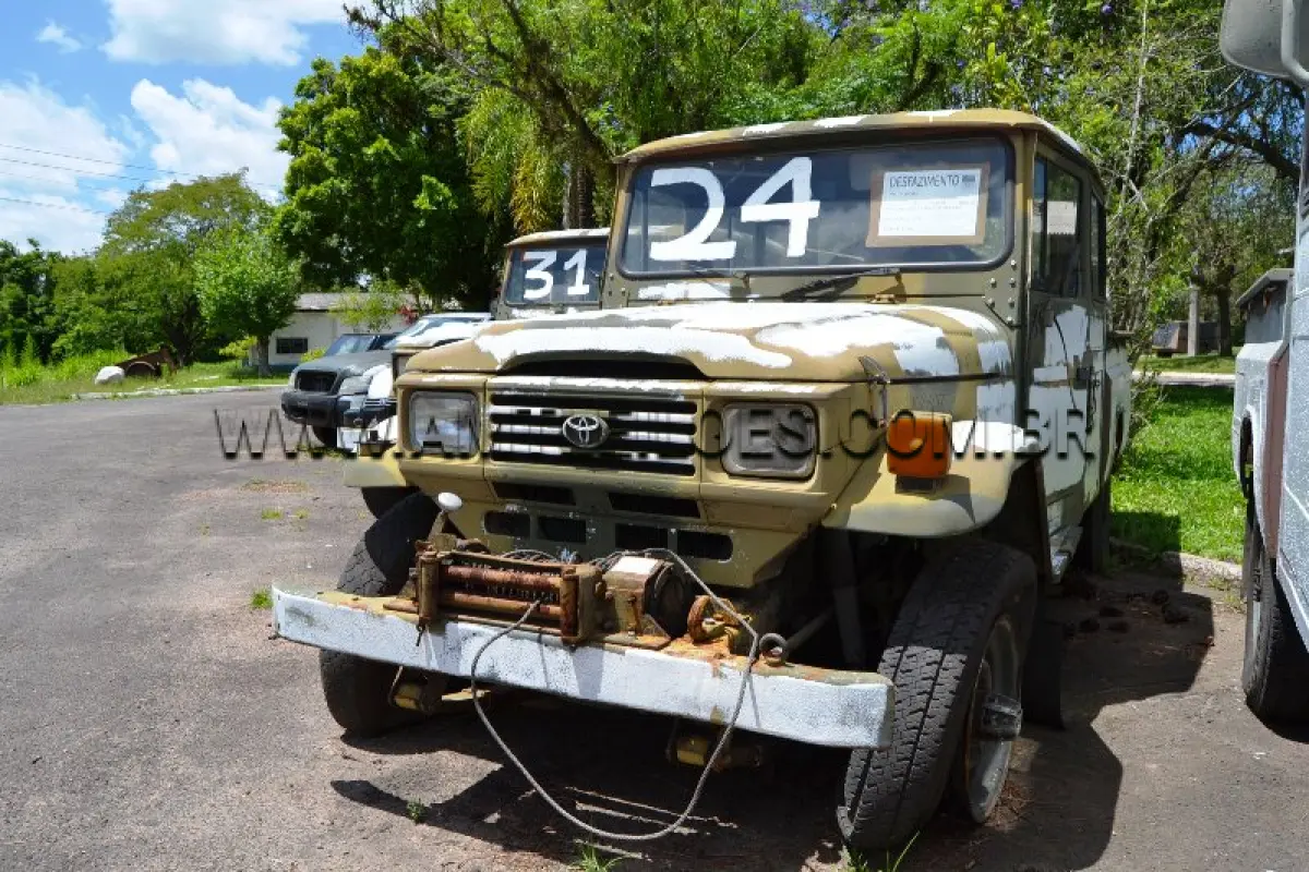 LOTE 024 - MARCA/MODELO: RÁDIO CABINE DUPLA TOYOTA BANDEIRANTE BJ55LP