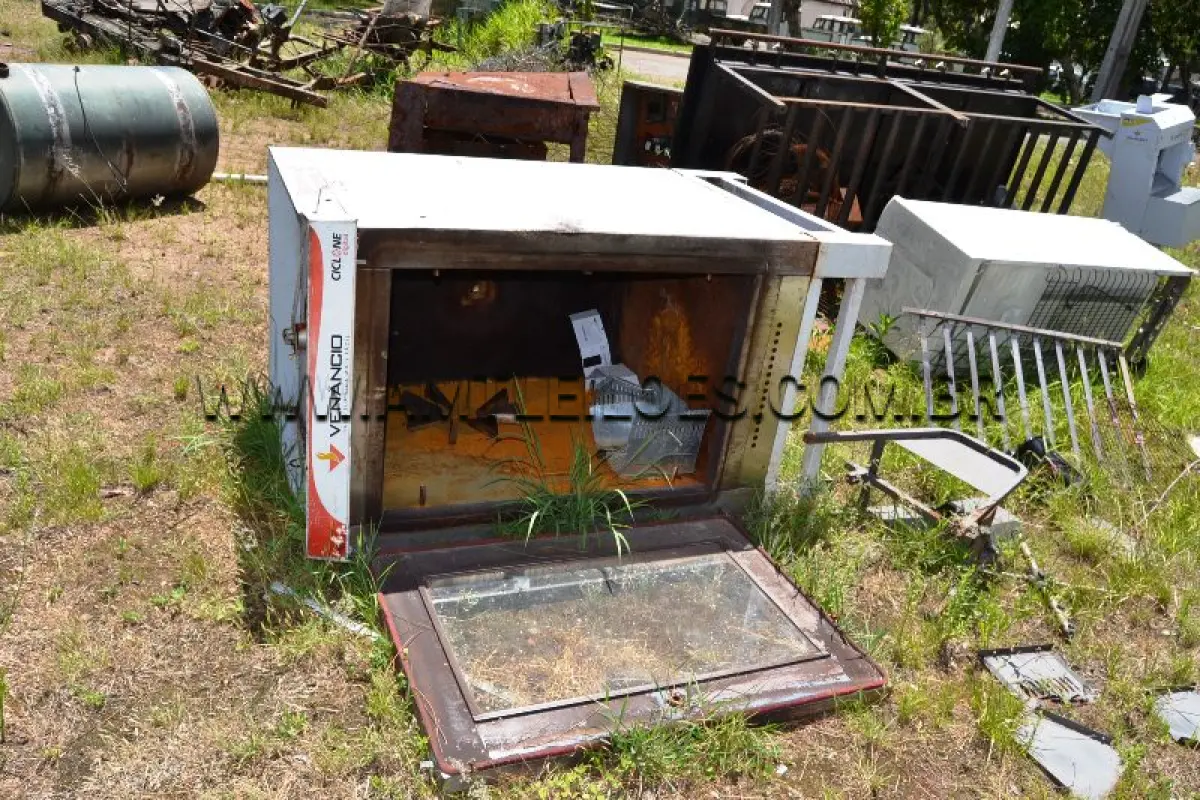 LOTE 01 - SUCATA DE FERRO COM PESO APROXIMADO DE 6.000 KG
