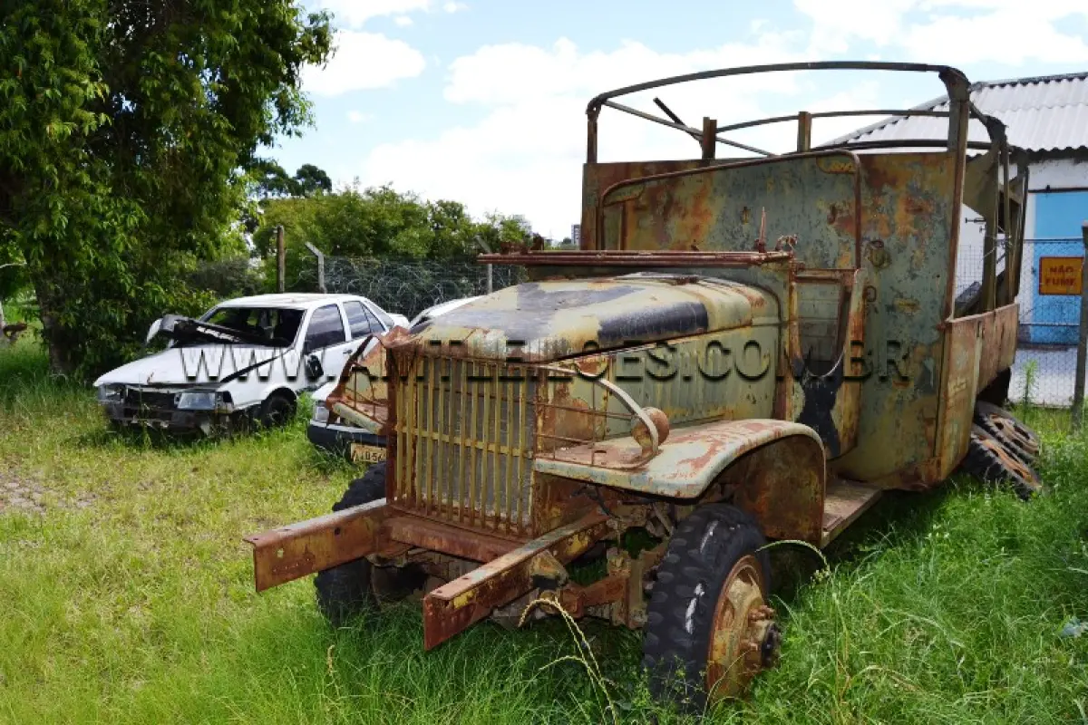 LOTE 01 - SUCATA DE FERRO COM PESO APROXIMADO DE 6.000 KG