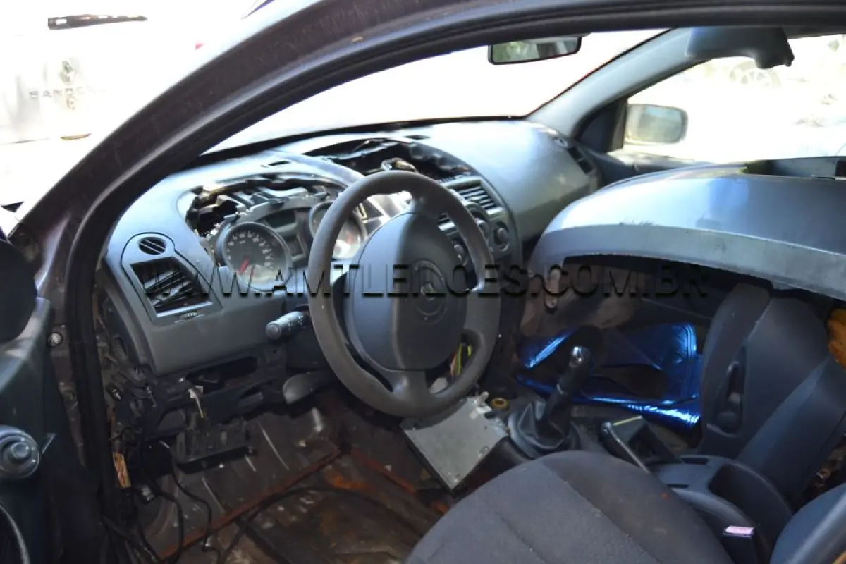 LOTE 010 - SUCATA - RENAULT MEGANE 1.5 / SEDAN 4 PORTAS, Placa: GKX 696, UF: PARAGUAY, Cor: Azul, Ano/Mod.: 2006/2007