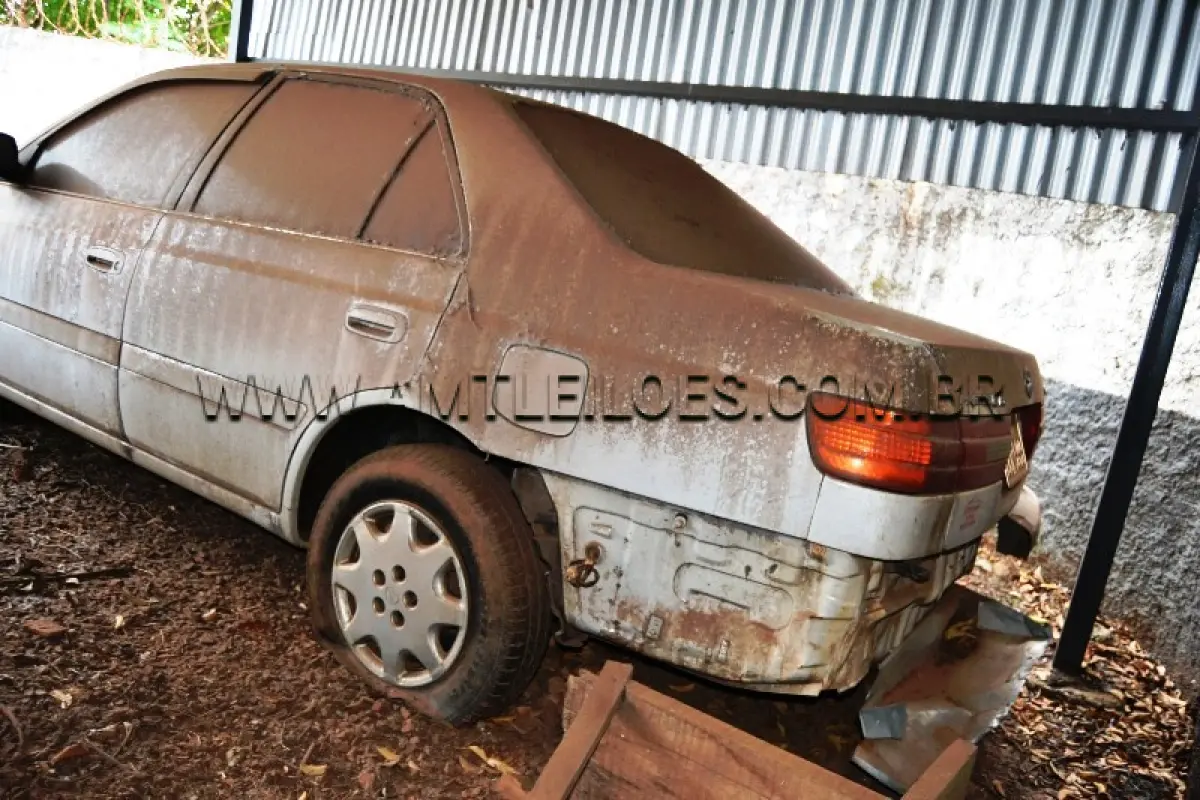 LOTE 006 - SUCATA: Espécie: AUTOMÓVEL, COROLA PREMIO/1999, COM EMPLACAMENTO DO EXTERIOR PARAGUAI, Placa: CCN599 / Cor: Branca.