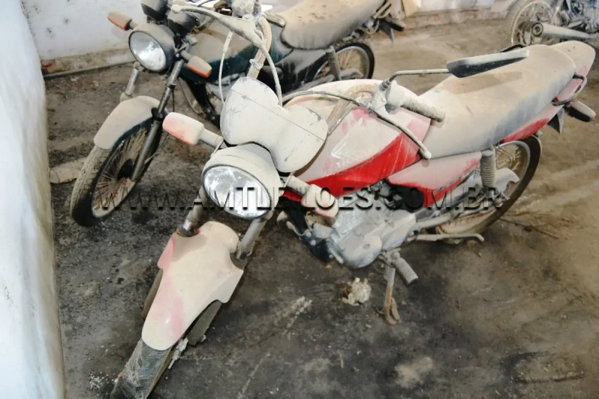 LOTE 007 - Espécie: PASSAGEIRO / Marca: HONDA / Modelo: CG 150 TITAN KS / Placa: IMG3483 / Ano fabricação: 2004 / Ano modelo: 2004 / Cor: VERMELHA / Chassi: 9C2KC08105R002465 / Motor: KC08E15002465 / Renavam: 845164414