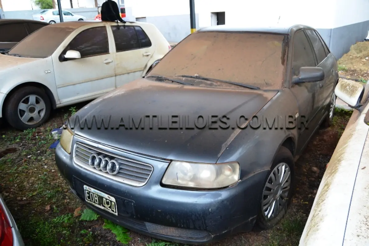 LOTE 004 - SUCATA: Espécie: AUTOMÓVEL, AUDI 3 COM EMPLACAMENTO DO EXTERIOR ARGENTINA / Placa: EOB424 / Cor: Cinza.