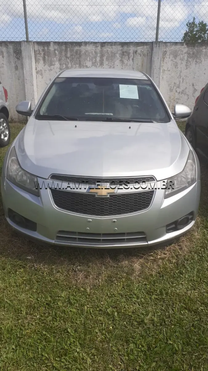 LOTE 008 - SUCATA: Espécie: AUTOMÓVEL, CHEVROLET/CRUZE, COM EMPLACAMENTO DO EXTERIOR URUGUAI,  Placa: LEA5365, Ano: 2012, Combustível: Gasolina, Cor: Prata.
