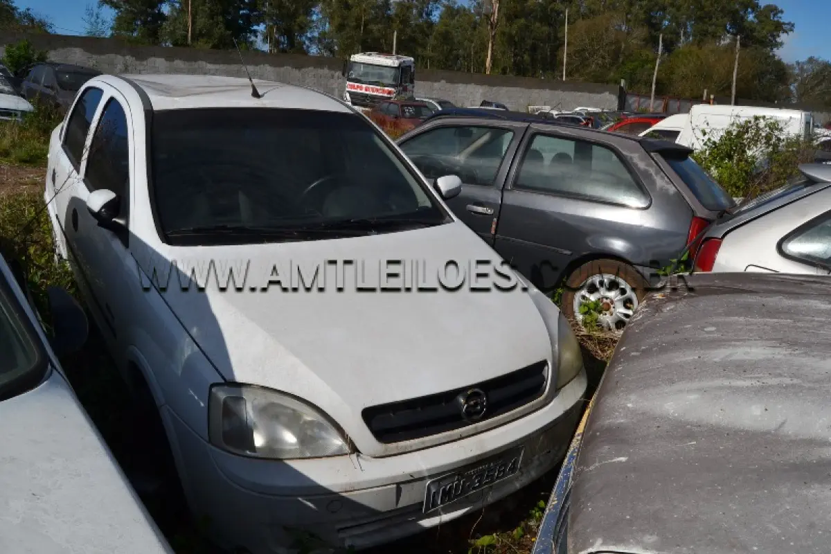 LOTE 011 - GM/CORSA SEDAN MAXX, Placa: IMU3584, UF: RS; Ano/Mod: 2005; Cor: Branca, RENAVAM: 869835963; Chassi: 9BGXH19G06B149649; Motor: G50007896