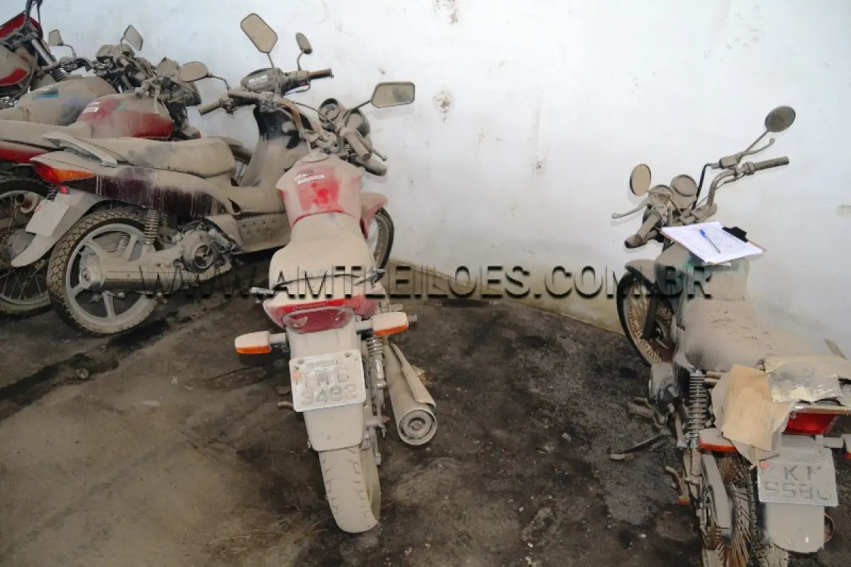 LOTE 007 - Espécie: PASSAGEIRO / Marca: HONDA / Modelo: CG 150 TITAN KS / Placa: IMG3483 / Ano fabricação: 2004 / Ano modelo: 2004 / Cor: VERMELHA / Chassi: 9C2KC08105R002465 / Motor: KC08E15002465 / Renavam: 845164414