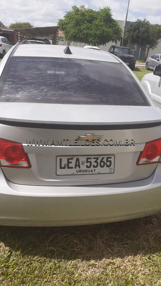 LOTE 008 - SUCATA: Espécie: AUTOMÓVEL, CHEVROLET/CRUZE, COM EMPLACAMENTO DO EXTERIOR URUGUAI,  Placa: LEA5365, Ano: 2012, Combustível: Gasolina, Cor: Prata.