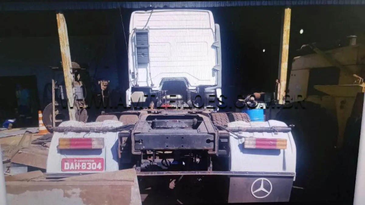 LOTE 002 - ESPÉCIE: TRACAO / Marca: M.BENZ / Modelo: 1938 S / Placa: DAH8304 / Ano fabricação: 2002 / Ano modelo: 2002 / Cor: BRANCA / Chassi: 9BM6931962B301426 / Renavam: 796474036