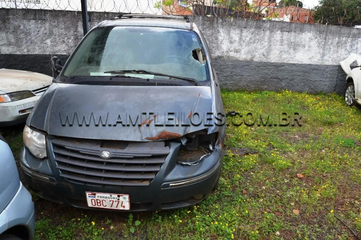 LOTE 008 - SUCATA - CHRYSLER / TOW AND COUNTRY, Placa: OBC774, UF: PARAGUAY, Ano: 2005/ Cor: Verde, Chassi: 2C8GP64L55R294296.