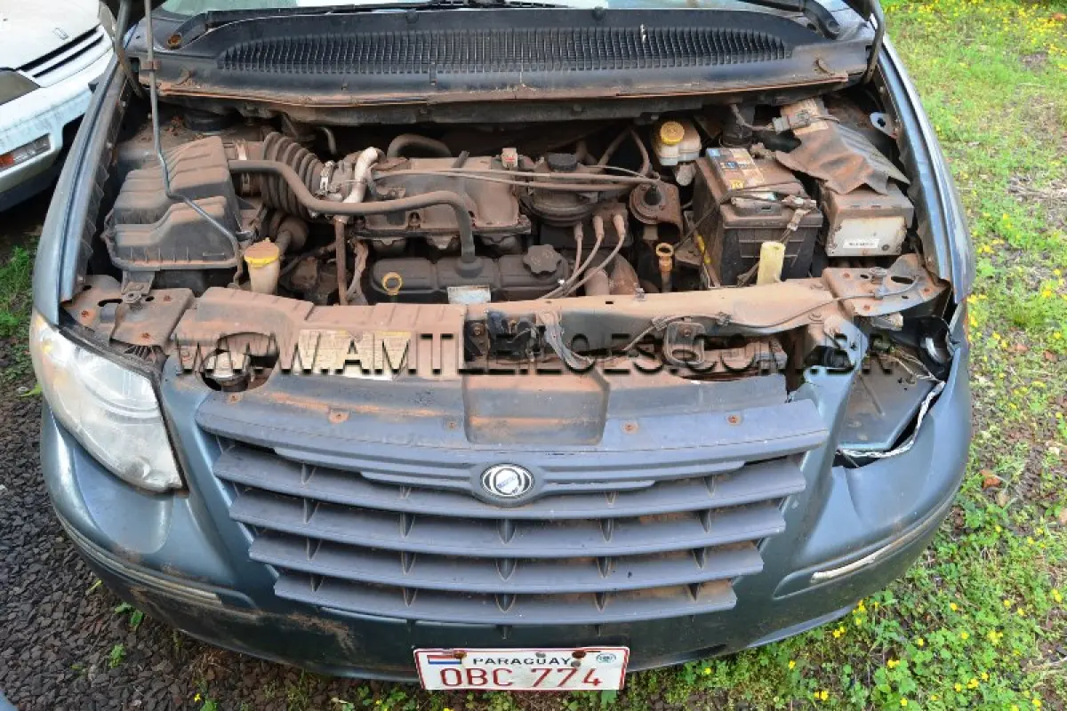 LOTE 008 - SUCATA - CHRYSLER / TOW AND COUNTRY, Placa: OBC774, UF: PARAGUAY, Ano: 2005/ Cor: Verde, Chassi: 2C8GP64L55R294296.