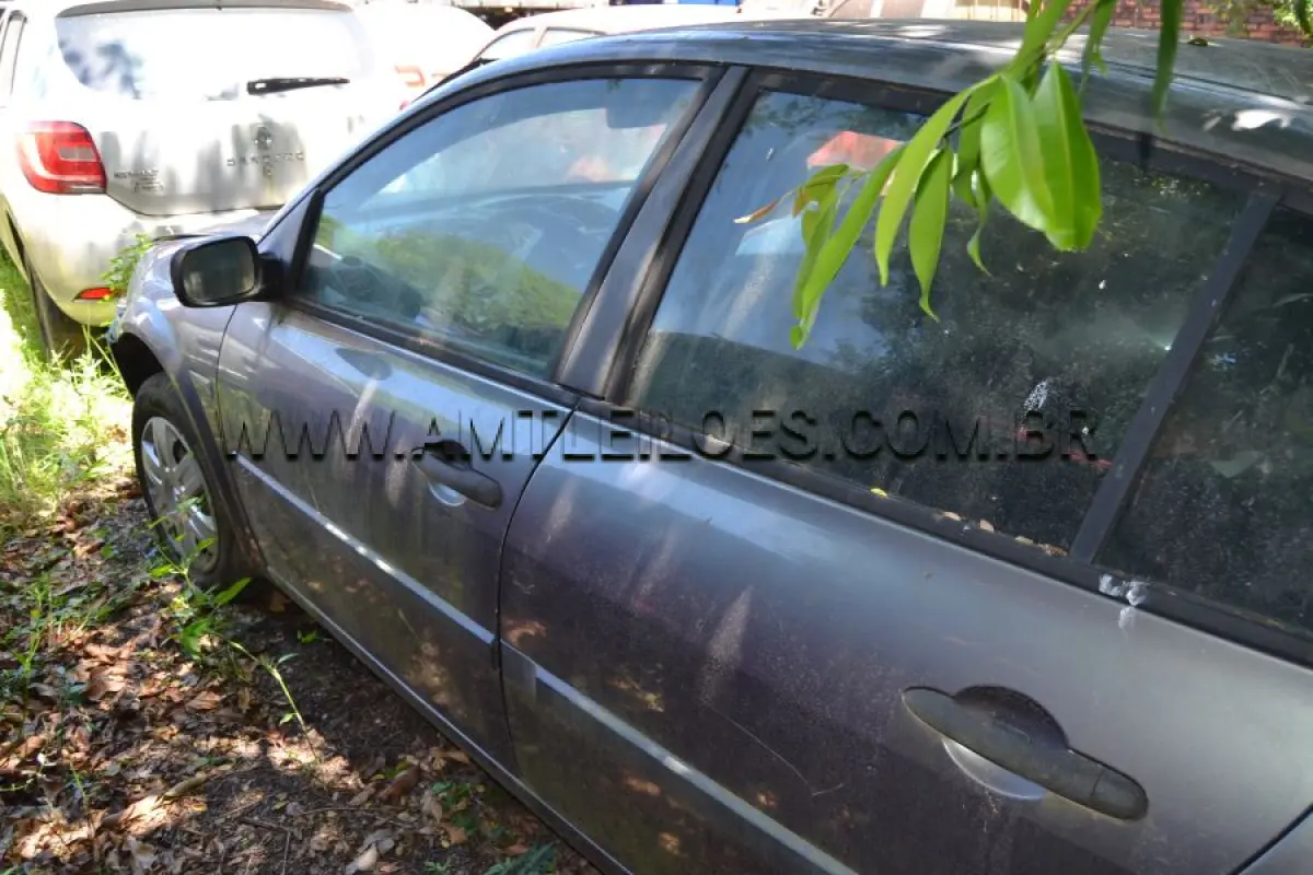 LOTE 010 - SUCATA - RENAULT MEGANE 1.5 / SEDAN 4 PORTAS, Placa: GKX 696, UF: PARAGUAY, Cor: Azul, Ano/Mod.: 2006/2007
