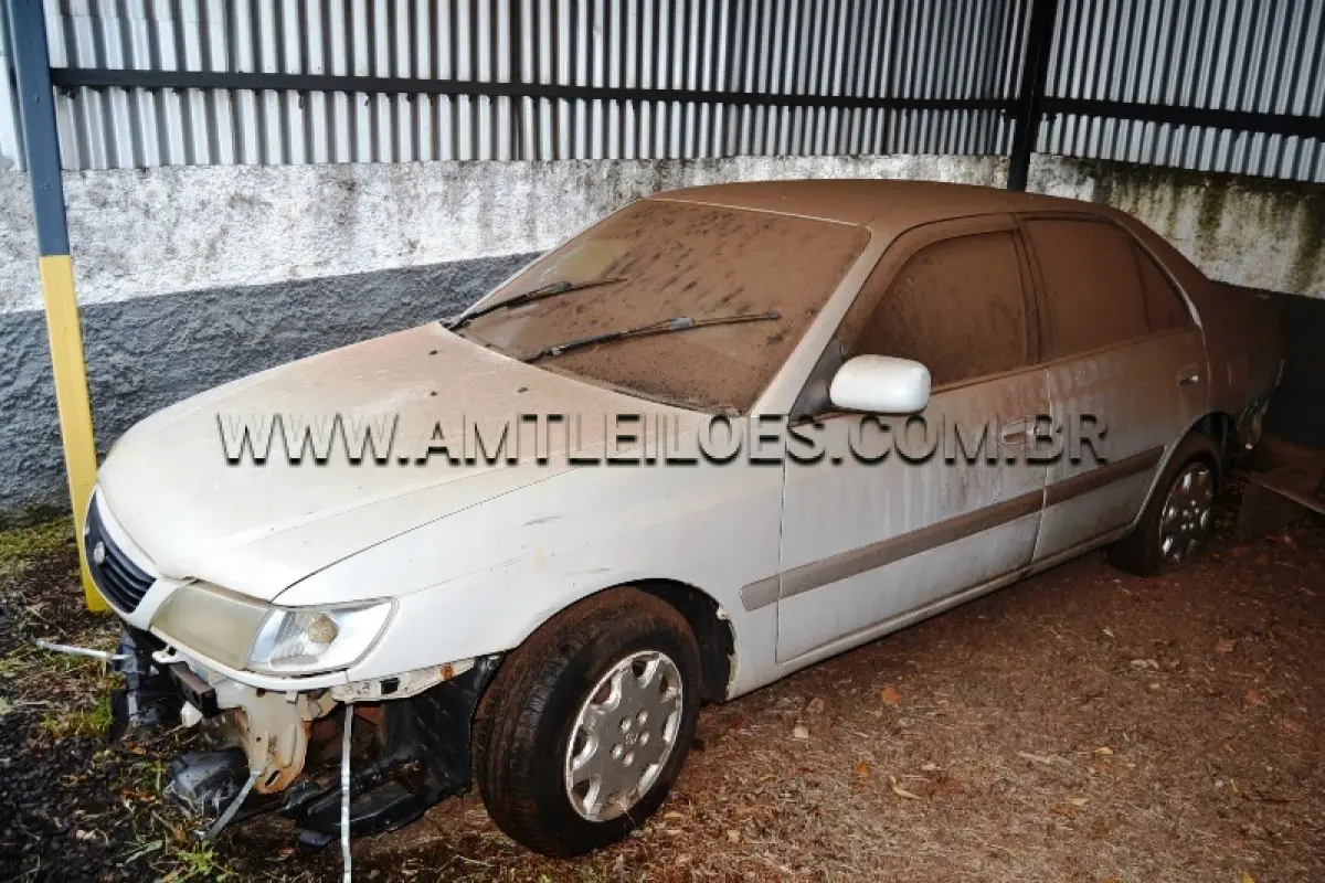 LOTE 006 - SUCATA: Espécie: AUTOMÓVEL, COROLA PREMIO/1999, COM EMPLACAMENTO DO EXTERIOR PARAGUAI, Placa: CCN599 / Cor: Branca.