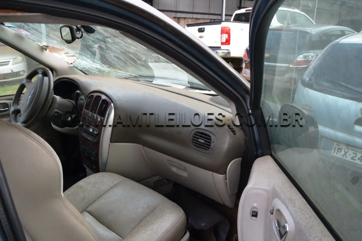 LOTE 008 - SUCATA - CHRYSLER / TOW AND COUNTRY, Placa: OBC774, UF: PARAGUAY, Ano: 2005/ Cor: Verde, Chassi: 2C8GP64L55R294296.