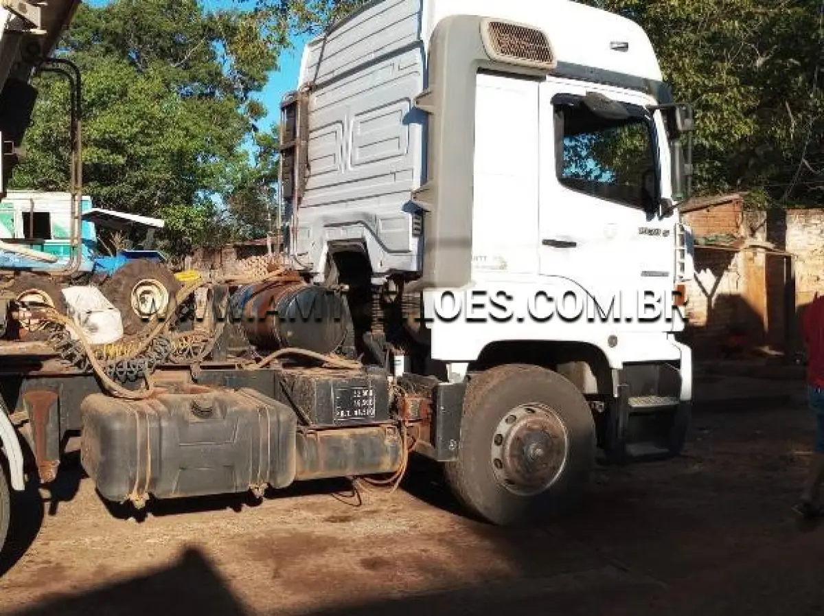 LOTE 002 - ESPÉCIE: TRACAO / Marca: M.BENZ / Modelo: 1938 S / Placa: DAH8304 / Ano fabricação: 2002 / Ano modelo: 2002 / Cor: BRANCA / Chassi: 9BM6931962B301426 / Renavam: 796474036