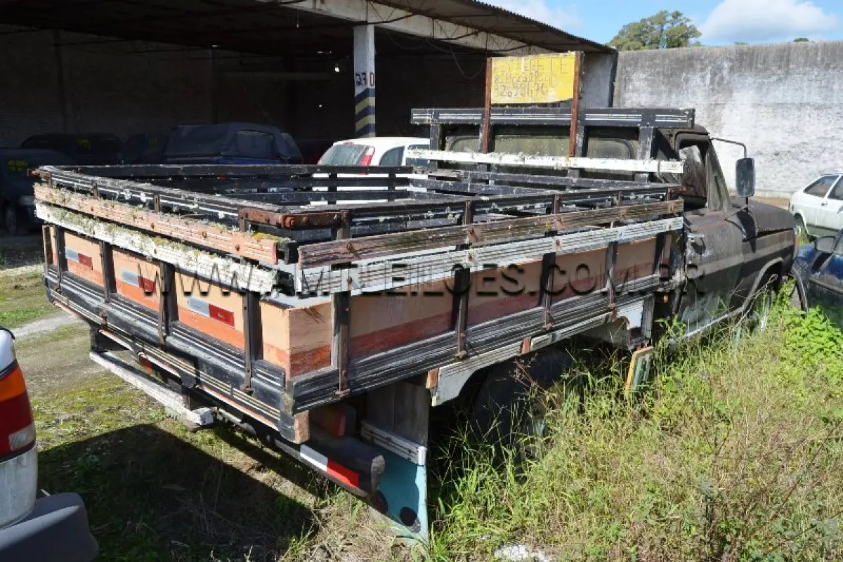 LOTE 005 - SUCATA: Espécie: CARGA / Marca: FORD / Modelo: F100 / Placa: IEE9477 / Ano fabricação: 1975 / Ano modelo: 1975 / Cor: PRETA / Chassi: LA7ARE55910 / Renavam: 576743860