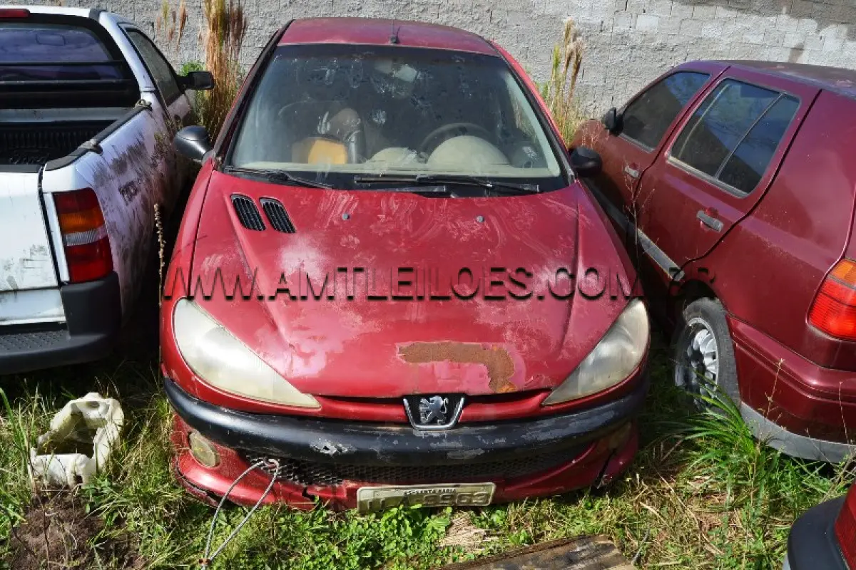 LOTE 001 - SUCATA - PEUGEOT/206 SOLEIL, Placa: ILA9963, UF: RS; Ano/Mod: 2002; Cor: Vermelha, Chassi: 8AD2A7LZ93W018672; Motor: 10TR01Q0045762.