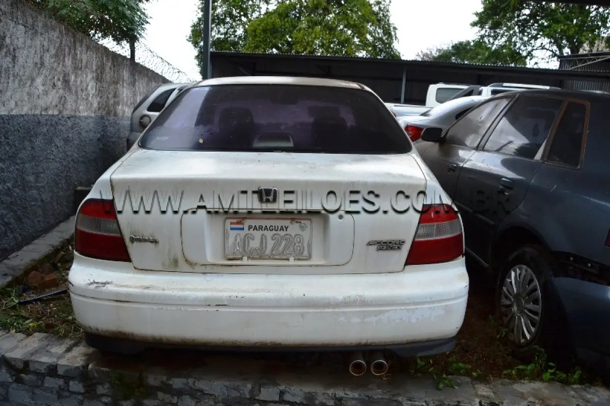 LOTE 001 - SUCATA: ESPÉCIE: AUTOMÓVEL, HONDA ACCORD SEDÃ EX COM EMPLACAMENTO DO EXTERIOR PARAGUAI/ Placa: ACJ228 / Ano: 1994