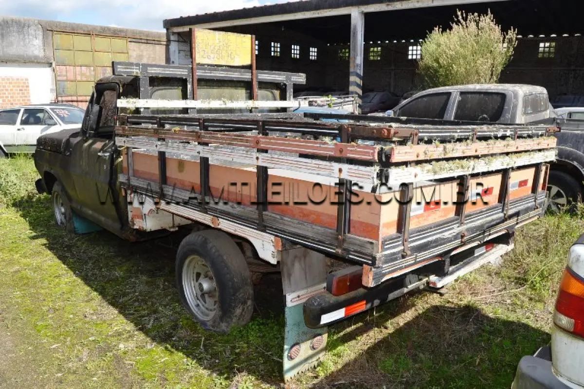 LOTE 005 - SUCATA: Espécie: CARGA / Marca: FORD / Modelo: F100 / Placa: IEE9477 / Ano fabricação: 1975 / Ano modelo: 1975 / Cor: PRETA / Chassi: LA7ARE55910 / Renavam: 576743860