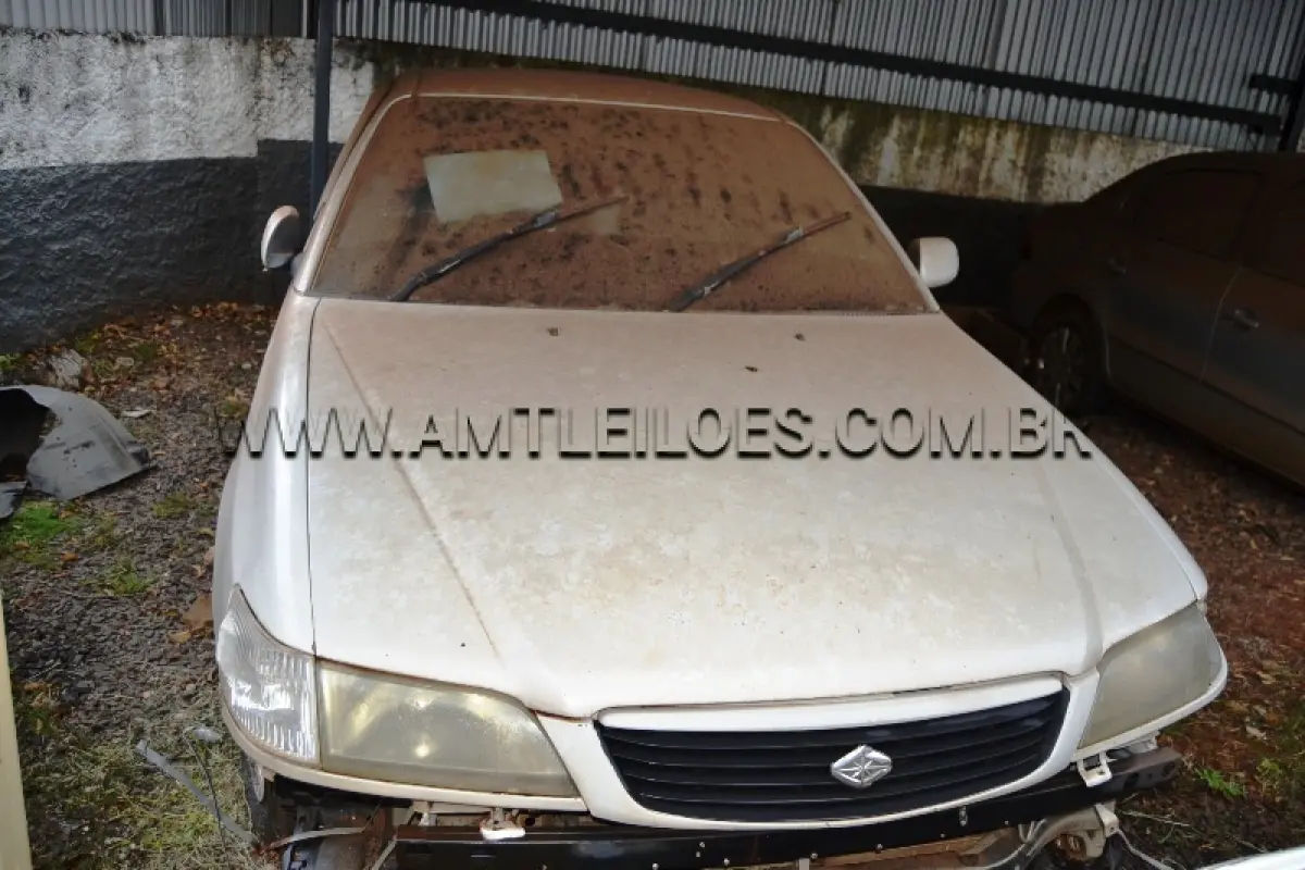 LOTE 006 - SUCATA: Espécie: AUTOMÓVEL, COROLA PREMIO/1999, COM EMPLACAMENTO DO EXTERIOR PARAGUAI, Placa: CCN599 / Cor: Branca.