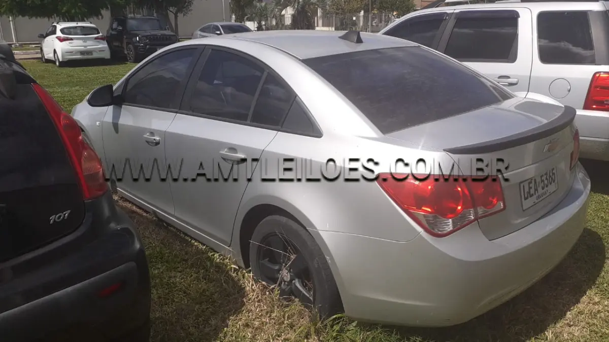 LOTE 008 - SUCATA: Espécie: AUTOMÓVEL, CHEVROLET/CRUZE, COM EMPLACAMENTO DO EXTERIOR URUGUAI,  Placa: LEA5365, Ano: 2012, Combustível: Gasolina, Cor: Prata.