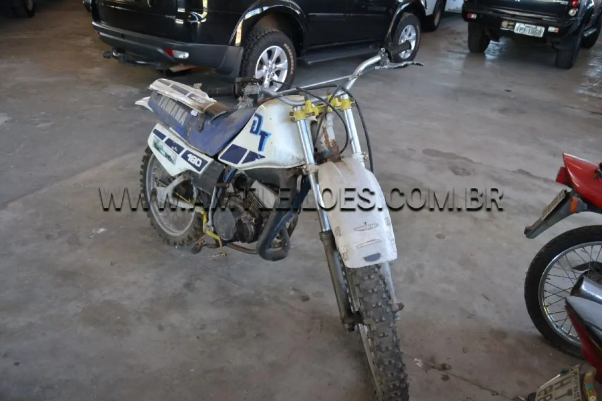 LOTE 017 - SUCATA - MOTOCICLETA; YAMAHA/DT 180 Z,  Placa: ICS6379, UF: RS; Ano: 1989; Cor: Branca, RENAVAM: 577120360;  Chassi: 9C62TW000K0020351;  Motor: 2TW020351.