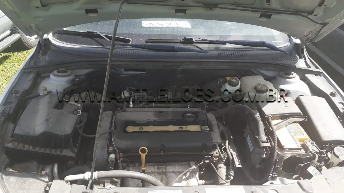 LOTE 008 - SUCATA: Espécie: AUTOMÓVEL, CHEVROLET/CRUZE, COM EMPLACAMENTO DO EXTERIOR URUGUAI,  Placa: LEA5365, Ano: 2012, Combustível: Gasolina, Cor: Prata.