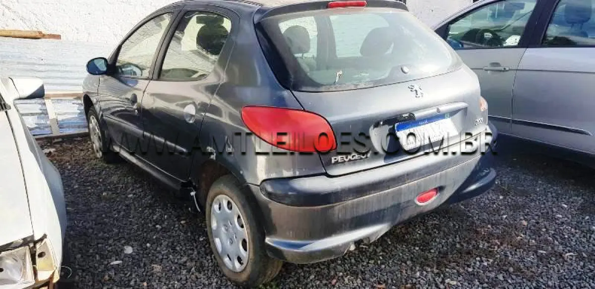 LOTE 013 - Espécie: PASSAGEIRO / Marca: PEUGEOT / Modelo: 206 10 SENSAT / Placa: IMR1I33 / Ano fabricação: 2005 / Ano modelo: 2005 / Cor: CINZA / Chassi: 9362A7LZ96B011799 / Motor: 10TR01Q091815 / Renavam: 864423004