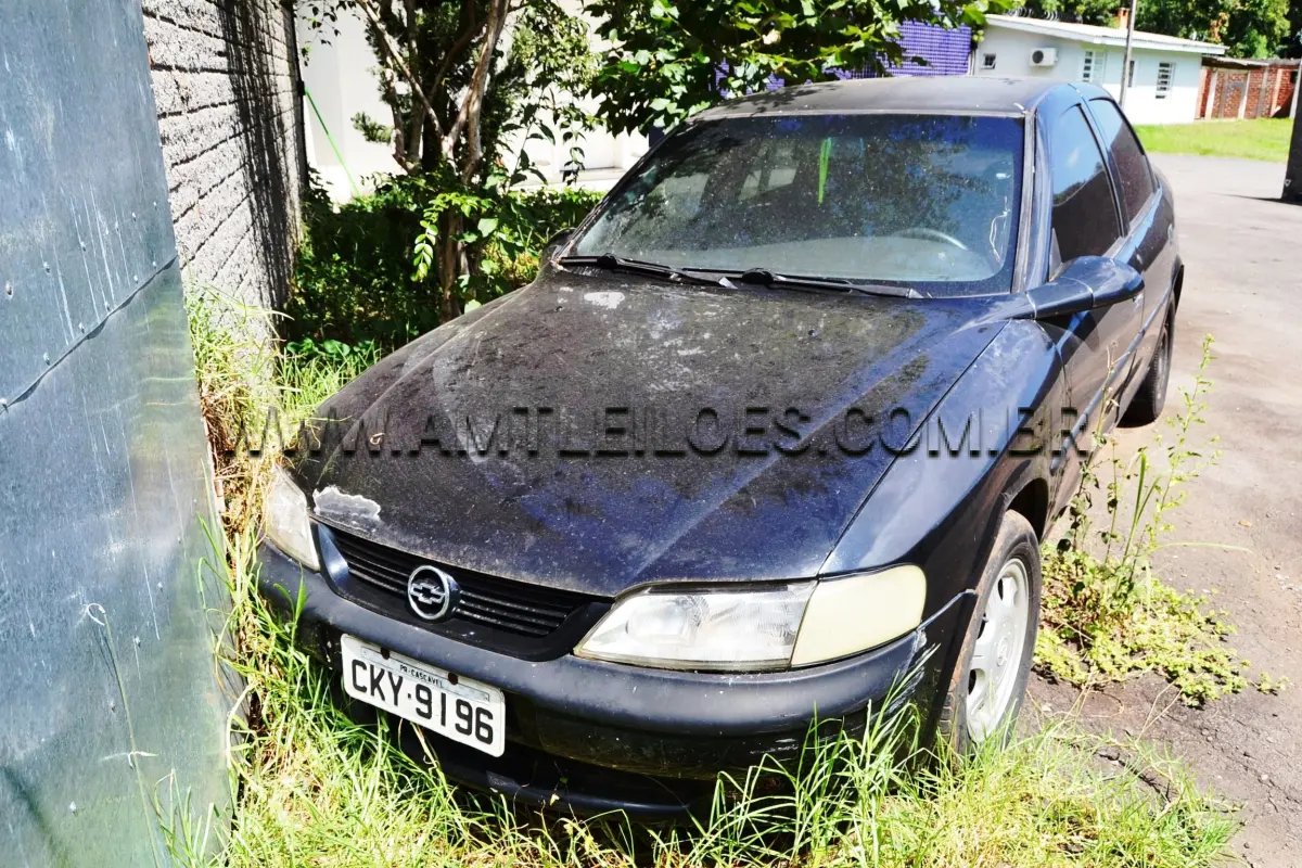 LOTE 020 - Espécie: PASSAGEIRO / Marca: GM / Modelo: VECTRA GLS / Placa: CKY9196 / Ano fabricação: 1999 / Ano modelo: 1999 / Cor: PRETA / Chassi: 9BGJK19H0XB547867 / Motor: JU0064237 / Renavam: 725581468