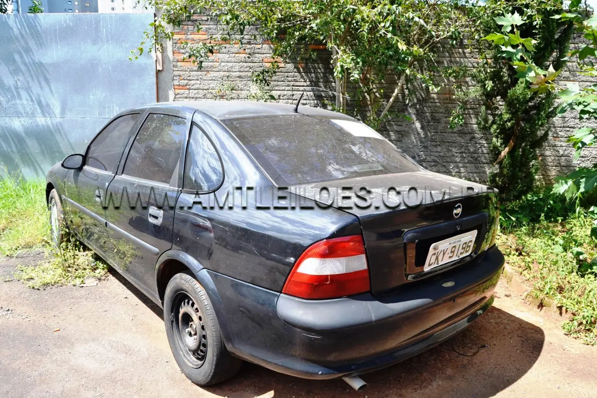 LOTE 020 - Espécie: PASSAGEIRO / Marca: GM / Modelo: VECTRA GLS / Placa: CKY9196 / Ano fabricação: 1999 / Ano modelo: 1999 / Cor: PRETA / Chassi: 9BGJK19H0XB547867 / Motor: JU0064237 / Renavam: 725581468