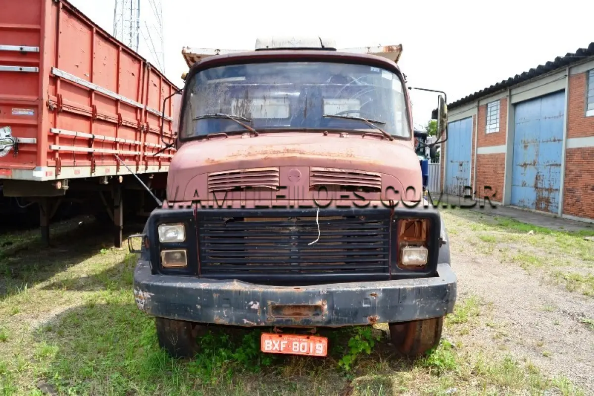 LOTE 015 - Espécie: CAMINHAO / Marca: M.BENZ / Modelo: L 1313 / Placa: BXF8019 / Ano fabricação: 1980 / Ano modelo: 1980 / Cor: VERMELHA / Chassi: 34500312525994 / Motor: 34499110649955 / Renavam: 389697087