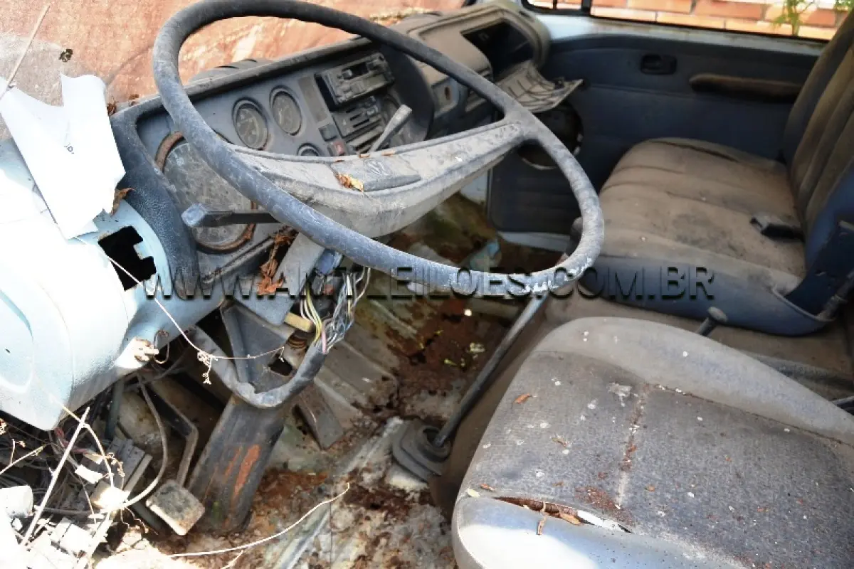 LOTE 014 - SUCATA: Espécie: CARGA / Marca: VW / Modelo: 6.90 S / Placa: LYJ3710 / Ano fabricação: 1985 / Ano modelo: 1985 / Cor: BRANCA / Chassi: V022633 / Renavam: 555891178