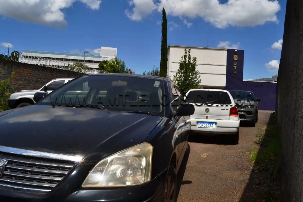 LOTE 022 - SUCATA: Espécie: AUTOMÓVEL: TOYOTA/COROLLA, modelo Premio X, possivelmente ano/modelo 2004/2004, cor preta, placa paraguaia CBJ513, Chassi: ZZT240-0049689, Nº do Motor: 1ZZ-A054162.