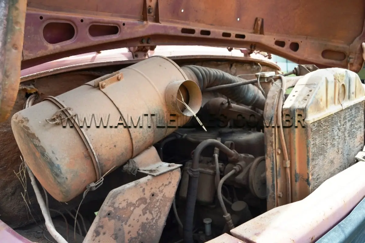LOTE 015 - Espécie: CAMINHAO / Marca: M.BENZ / Modelo: L 1313 / Placa: BXF8019 / Ano fabricação: 1980 / Ano modelo: 1980 / Cor: VERMELHA / Chassi: 34500312525994 / Motor: 34499110649955 / Renavam: 389697087