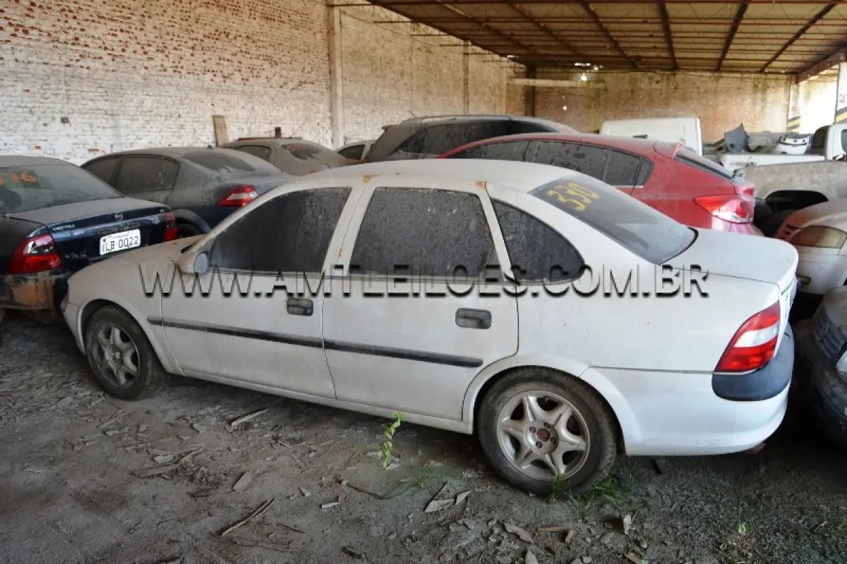 LOTE 010 - Espécie: PASSAGEIRO / Marca: GM / Modelo: VECTRA GLS / Placa: IIV8443 / Ano fabricação: 1999 / Ano modelo: 1999 / Cor: BRANCA / Chassi: 9BGJK19H0XB534350 / Motor: JU0051707 / Renavam: 716611422
