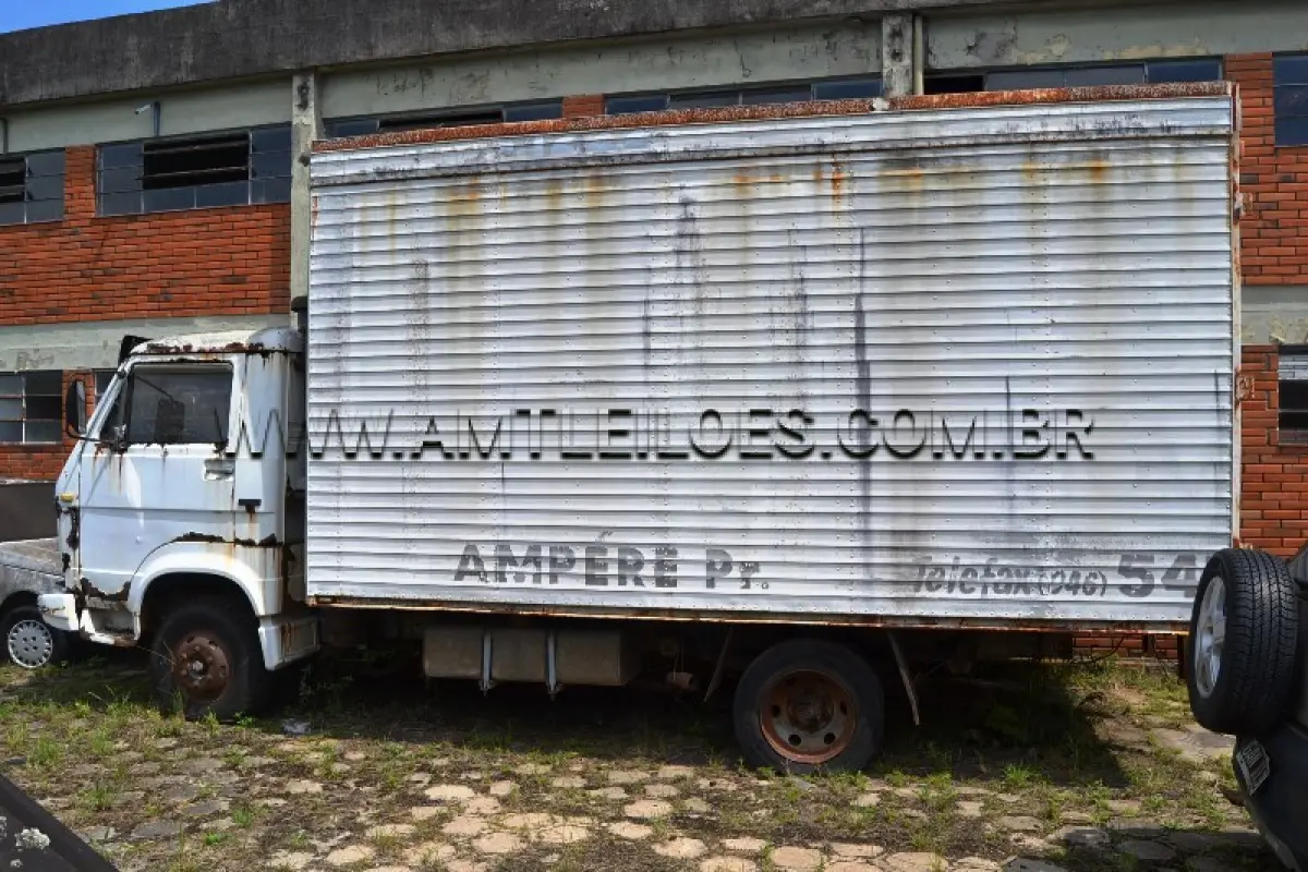 LOTE 014 - SUCATA: Espécie: CARGA / Marca: VW / Modelo: 6.90 S / Placa: LYJ3710 / Ano fabricação: 1985 / Ano modelo: 1985 / Cor: BRANCA / Chassi: V022633 / Renavam: 555891178