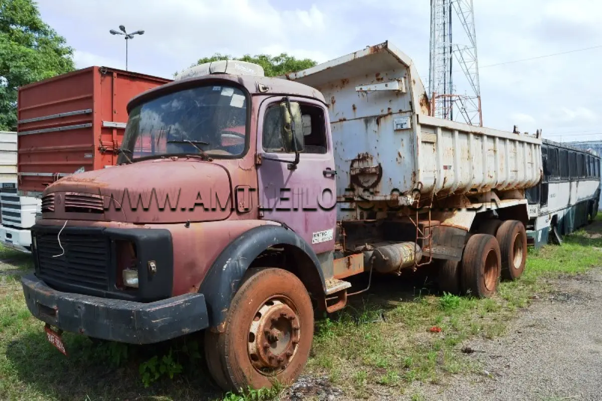 LOTE 015 - Espécie: CAMINHAO / Marca: M.BENZ / Modelo: L 1313 / Placa: BXF8019 / Ano fabricação: 1980 / Ano modelo: 1980 / Cor: VERMELHA / Chassi: 34500312525994 / Motor: 34499110649955 / Renavam: 389697087