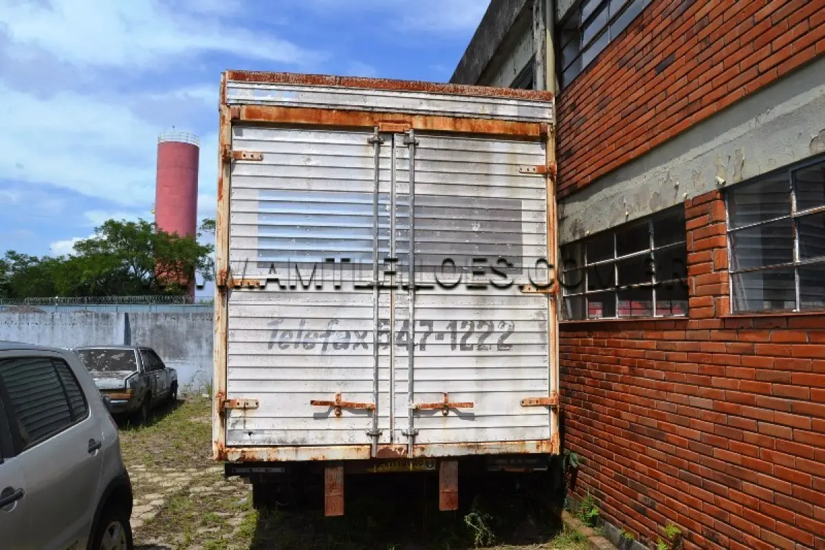LOTE 014 - SUCATA: Espécie: CARGA / Marca: VW / Modelo: 6.90 S / Placa: LYJ3710 / Ano fabricação: 1985 / Ano modelo: 1985 / Cor: BRANCA / Chassi: V022633 / Renavam: 555891178
