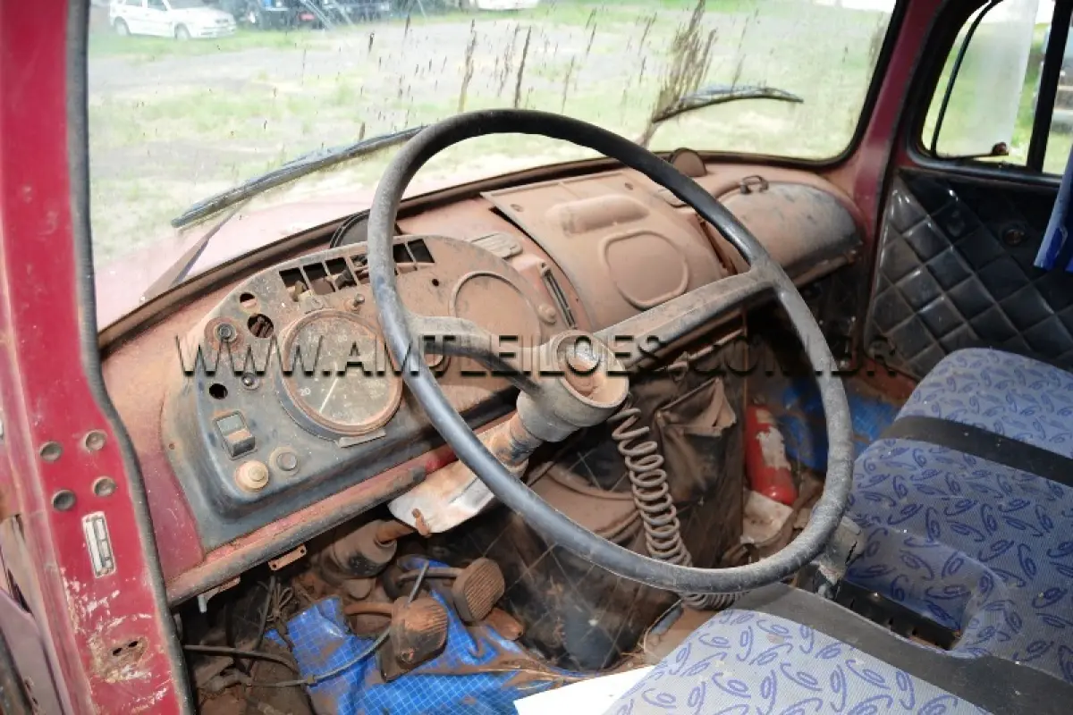 LOTE 015 - Espécie: CAMINHAO / Marca: M.BENZ / Modelo: L 1313 / Placa: BXF8019 / Ano fabricação: 1980 / Ano modelo: 1980 / Cor: VERMELHA / Chassi: 34500312525994 / Motor: 34499110649955 / Renavam: 389697087