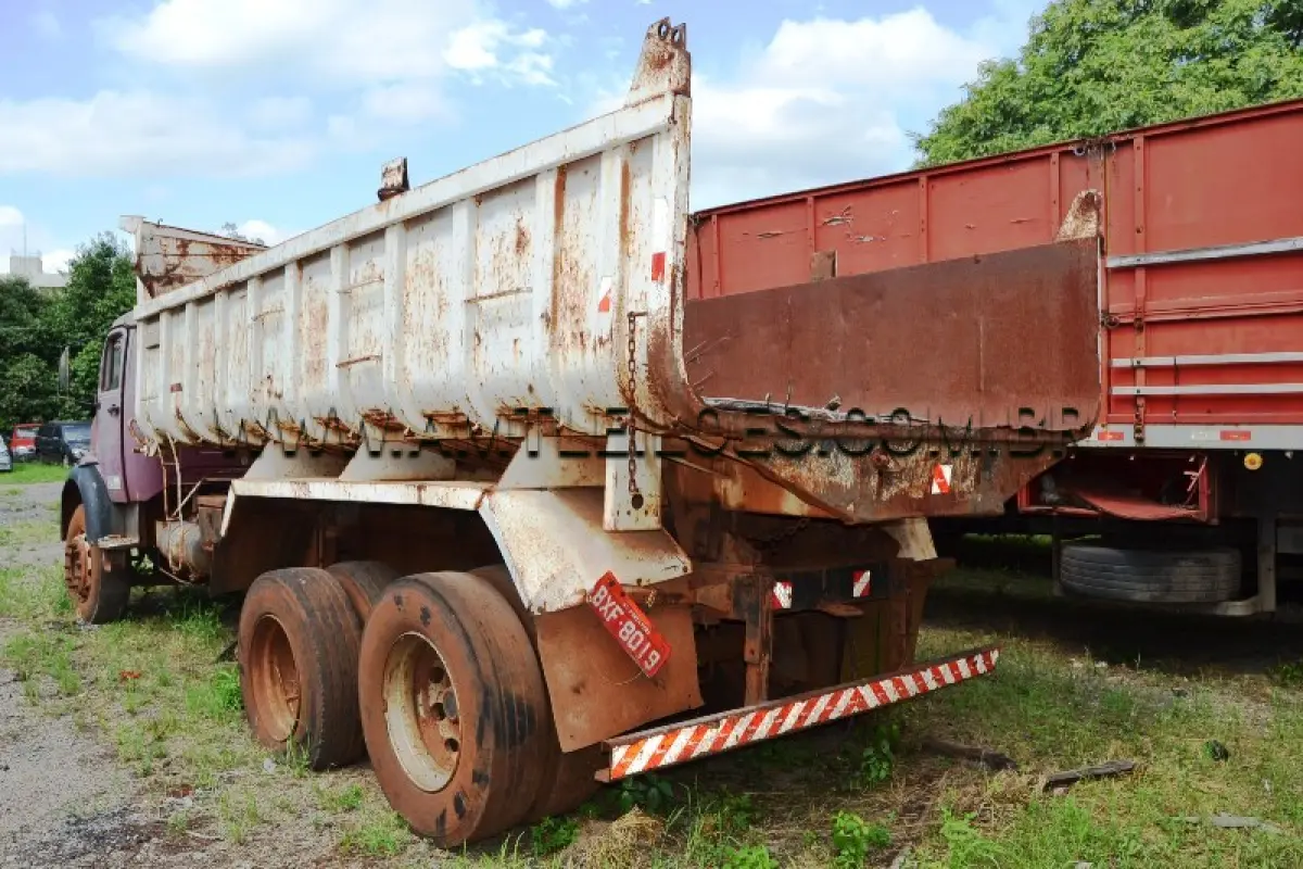 LOTE 015 - Espécie: CAMINHAO / Marca: M.BENZ / Modelo: L 1313 / Placa: BXF8019 / Ano fabricação: 1980 / Ano modelo: 1980 / Cor: VERMELHA / Chassi: 34500312525994 / Motor: 34499110649955 / Renavam: 389697087