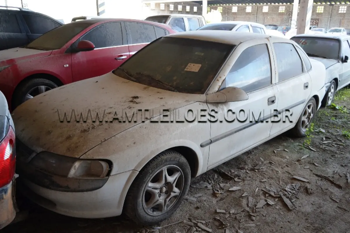 LOTE 010 - Espécie: PASSAGEIRO / Marca: GM / Modelo: VECTRA GLS / Placa: IIV8443 / Ano fabricação: 1999 / Ano modelo: 1999 / Cor: BRANCA / Chassi: 9BGJK19H0XB534350 / Motor: JU0051707 / Renavam: 716611422