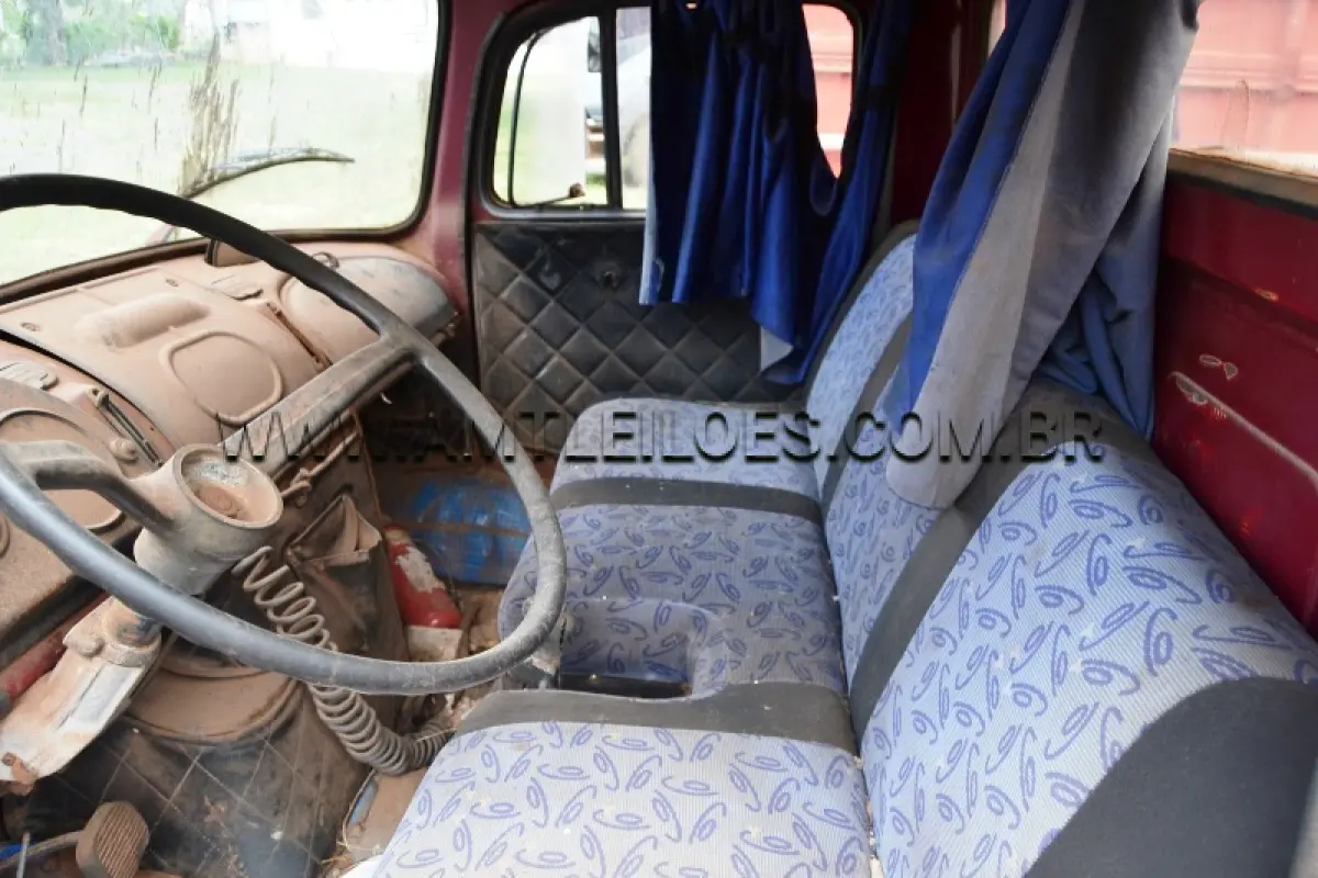 LOTE 015 - Espécie: CAMINHAO / Marca: M.BENZ / Modelo: L 1313 / Placa: BXF8019 / Ano fabricação: 1980 / Ano modelo: 1980 / Cor: VERMELHA / Chassi: 34500312525994 / Motor: 34499110649955 / Renavam: 389697087