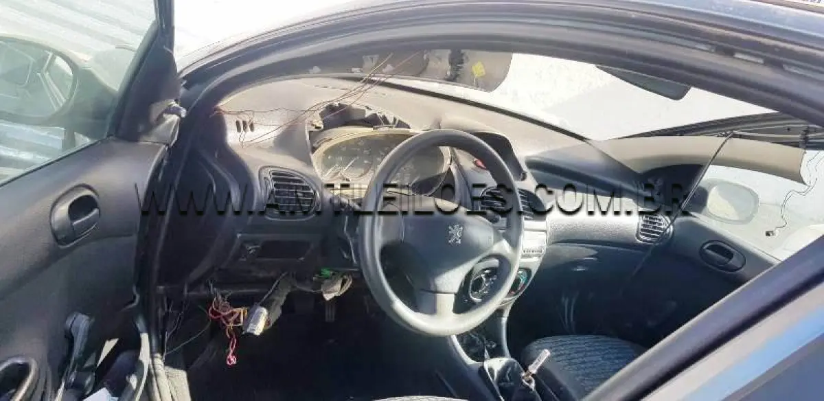 LOTE 013 - Espécie: PASSAGEIRO / Marca: PEUGEOT / Modelo: 206 10 SENSAT / Placa: IMR1I33 / Ano fabricação: 2005 / Ano modelo: 2005 / Cor: CINZA / Chassi: 9362A7LZ96B011799 / Motor: 10TR01Q091815 / Renavam: 864423004