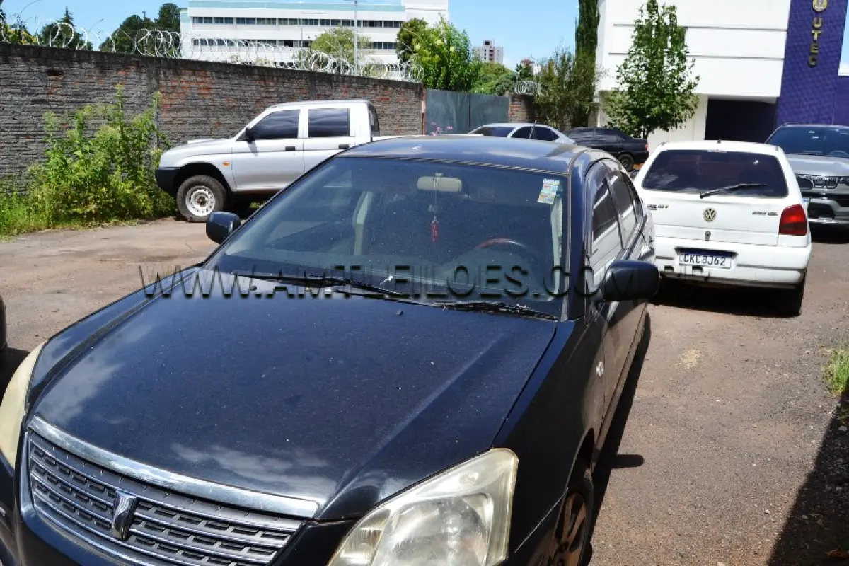 LOTE 022 - SUCATA: Espécie: AUTOMÓVEL: TOYOTA/COROLLA, modelo Premio X, possivelmente ano/modelo 2004/2004, cor preta, placa paraguaia CBJ513, Chassi: ZZT240-0049689, Nº do Motor: 1ZZ-A054162.